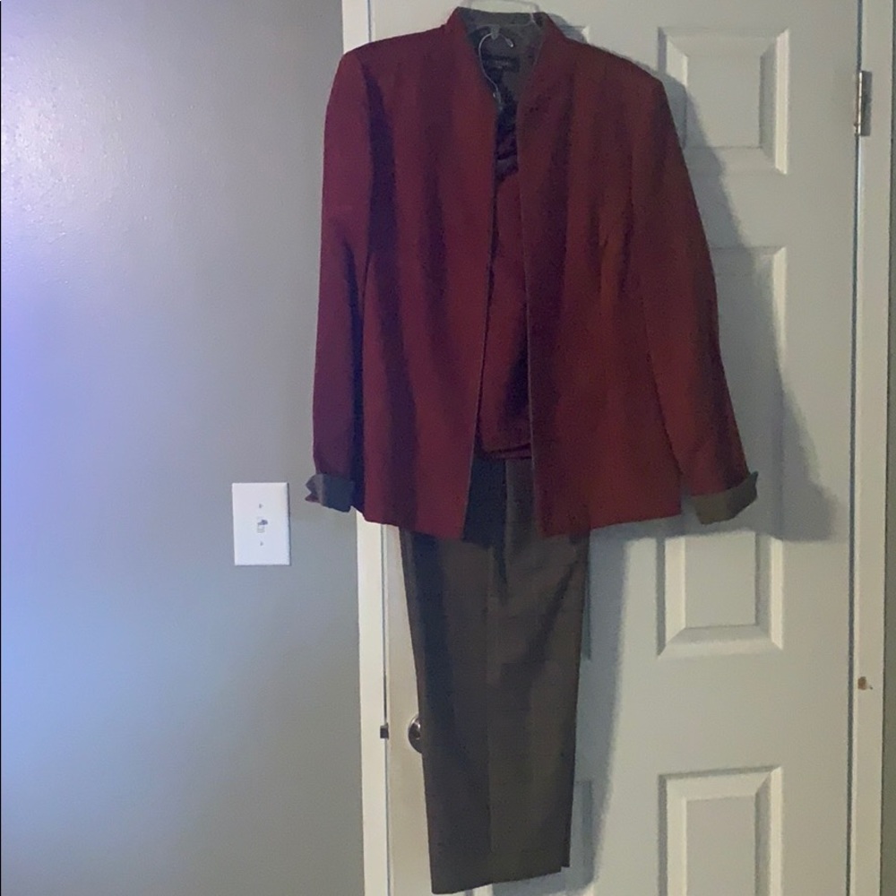 3 pc women’s business suit. Color: Rust and Black